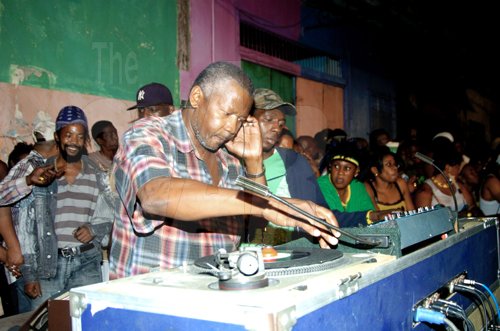 Winston Sill/Freelance Photographer
Mikey Barnett spins some of Dennis Brown's hits.








Dennis Brown Birthday Concert, held at "Big Yard", Orange Street, Kingston oin Sunday night January 31, 2010. Here is Michael Barnett of Kool 97 FM.