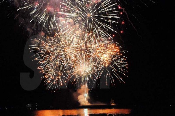 Lionel Rookwood/Photographer<\n><\n>Fireworks on the Waterfront<\n><\n>