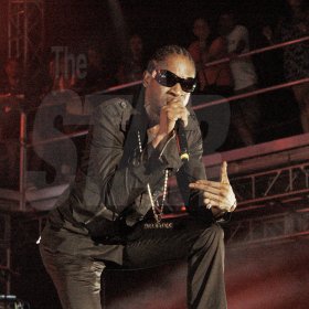 The Warlord Bounty Killer speaks to his fans at Sumfest