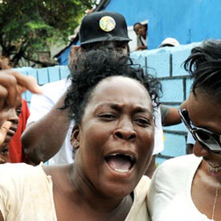 melaine-walkers-arrival-in-jamaica